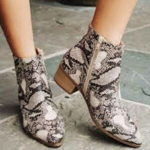 UNIVERSAL TRHEA DOUBLE SIDE ZIPPER CLOSURE WOMEN'S ANKLE BOOT